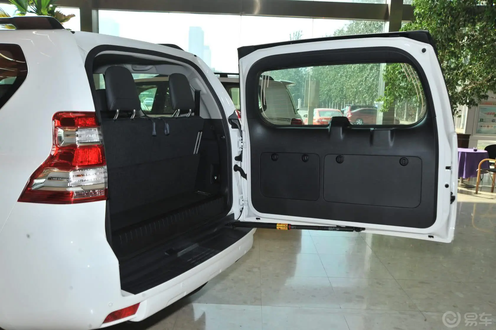 普拉多4.0L V6 TX-L NAVI行李厢开口范围