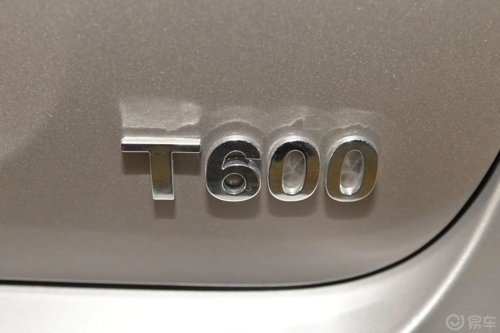 众泰T6001.5T 手动 尊贵型尾标