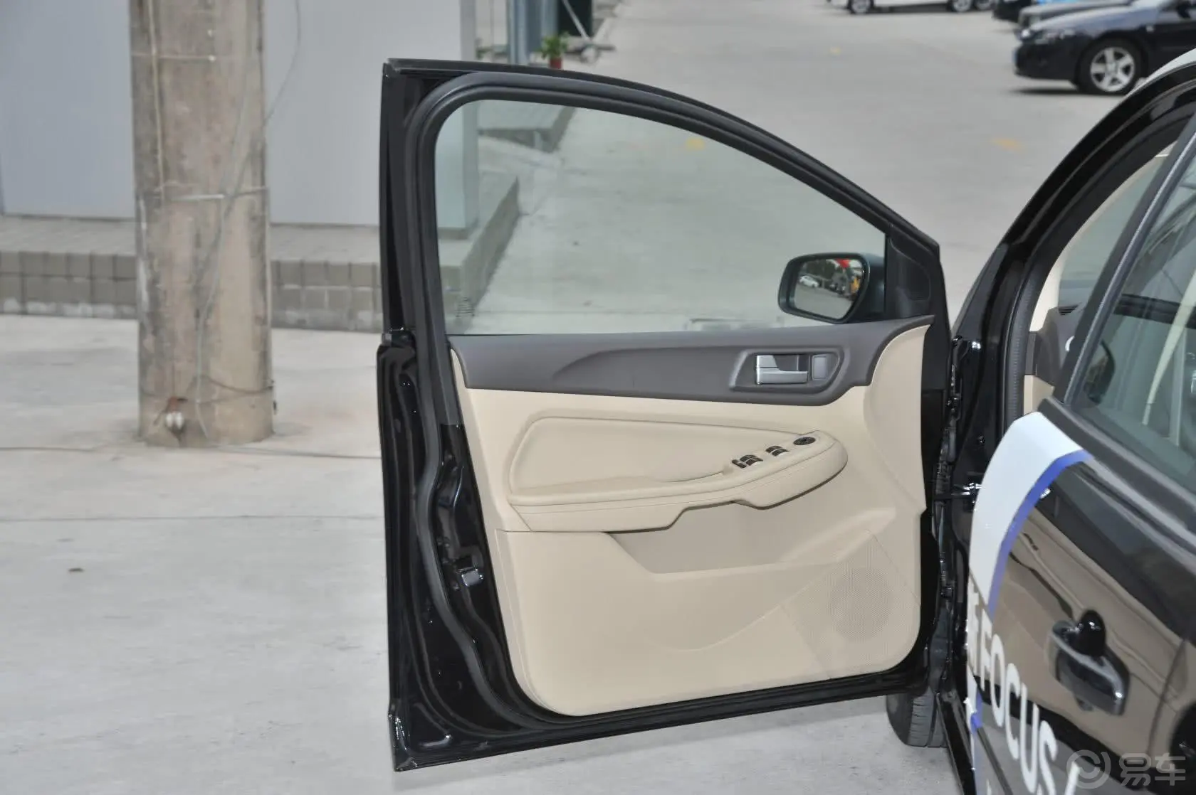 福克斯三厢 经典款 1.8L 自动 时尚型驾驶员侧车门内门板