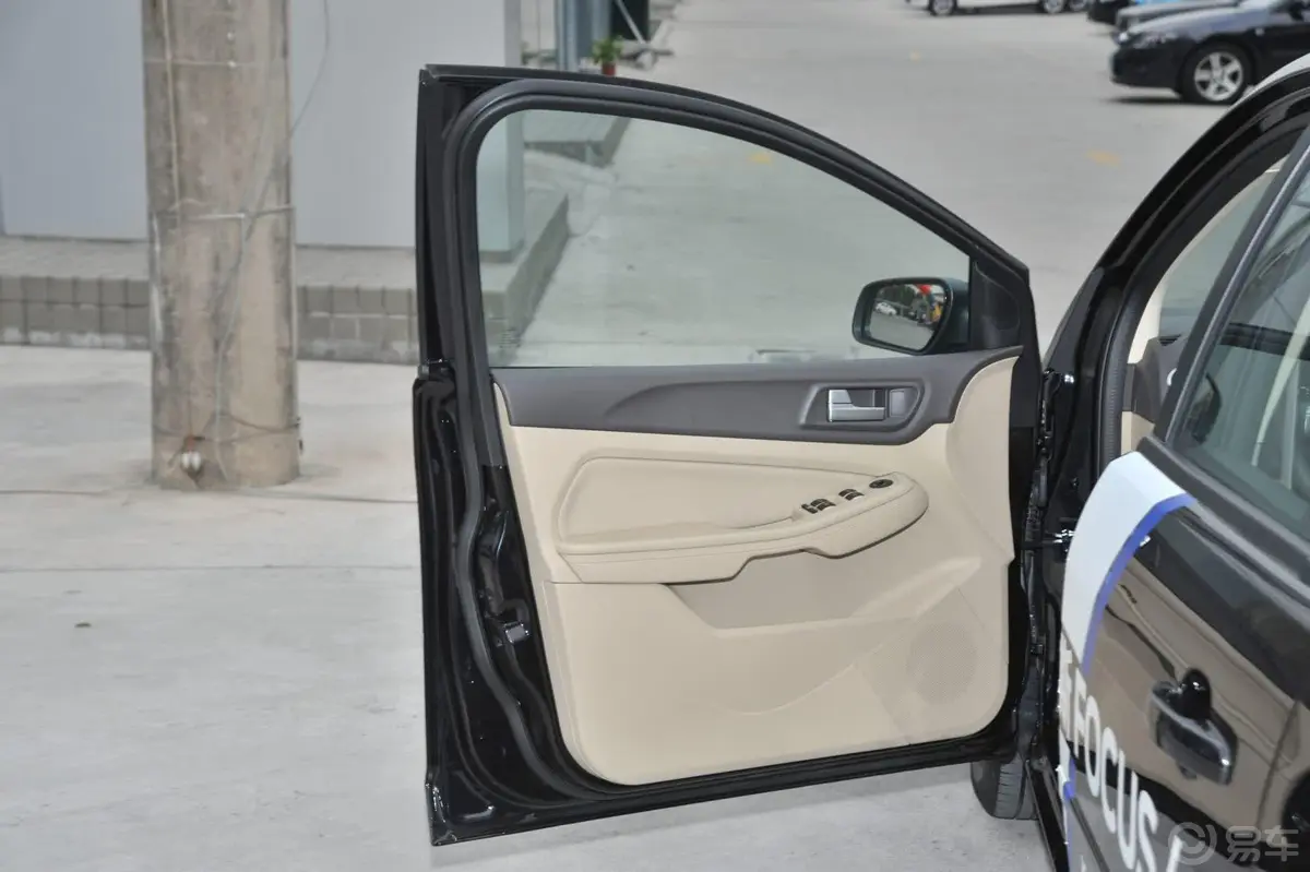 福克斯三厢 经典款 1.8L 自动 时尚型驾驶员侧车门内门板