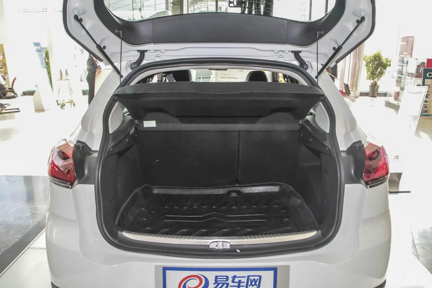 雪铁龙C3-XR1.6T 自动智能型行李箱空间