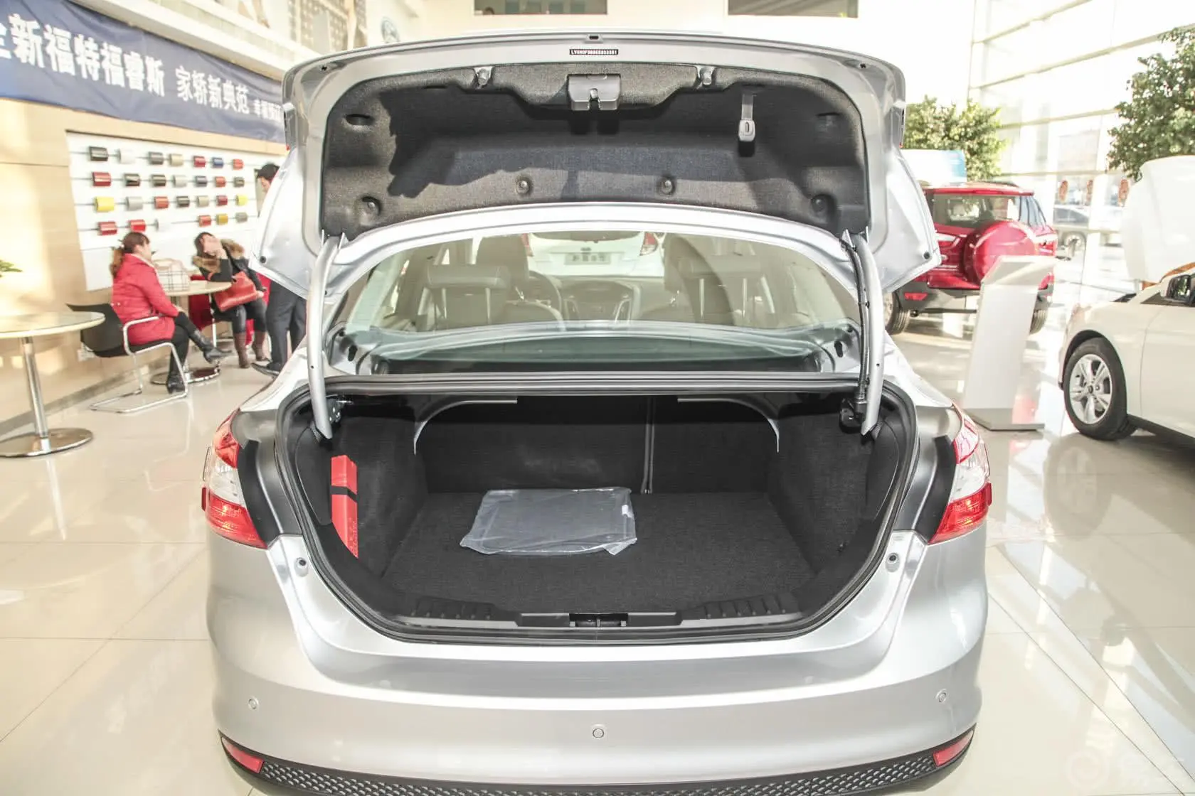 福克斯三厢 1.6L 自动 风尚型行李箱空间
