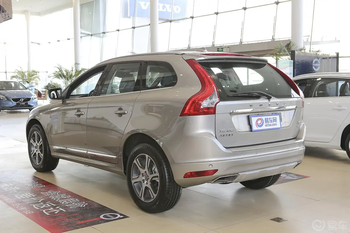 沃尔沃XC60T5 AWD 智驭版侧后45度车头向左水平