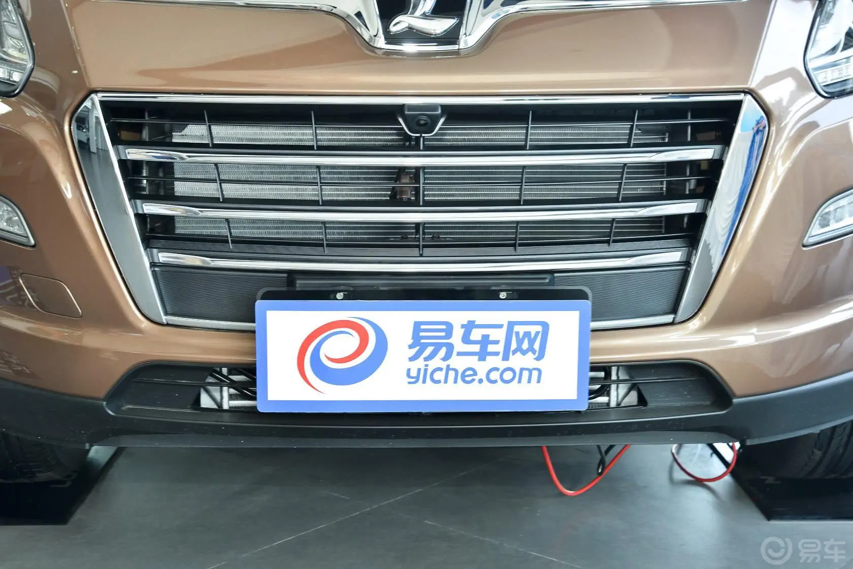 大7 SUV2.2T 自动 四驱 智尊型前格栅侧俯拍