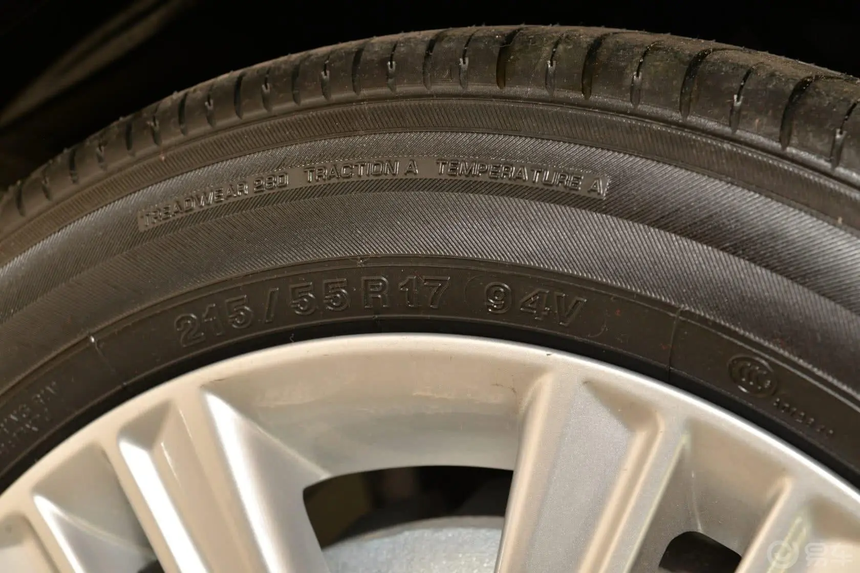 雷克萨斯ES250 精英版轮胎规格