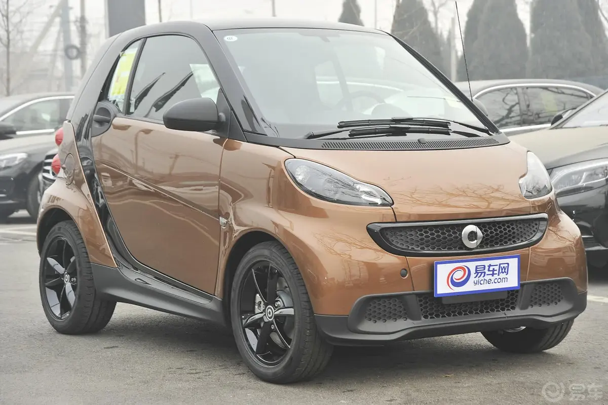 smart fortwo1.0L MHD 硬顶新年特别版侧前45度车头向右水平