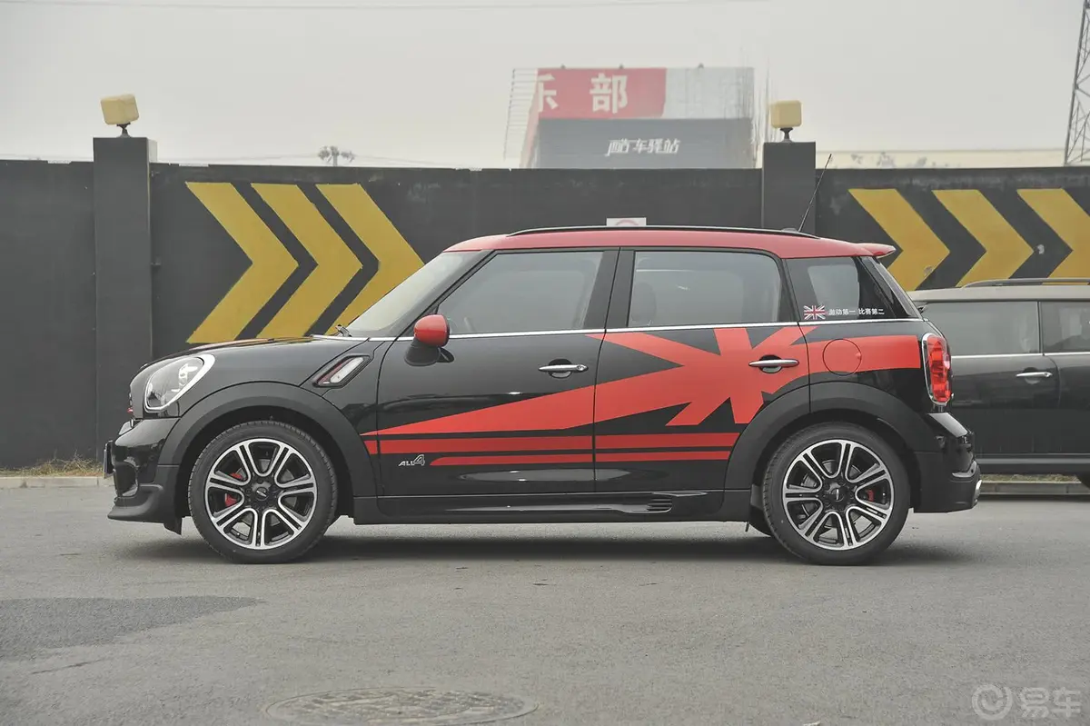 MINI JCW COUNTRYMAN1.6T JCW All 4正侧车头向左水平