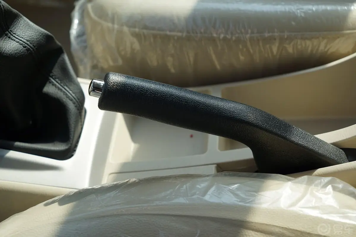 比亚迪F31.5L 手动 标准型 节能版驻车制动（手刹，电子，脚刹）
