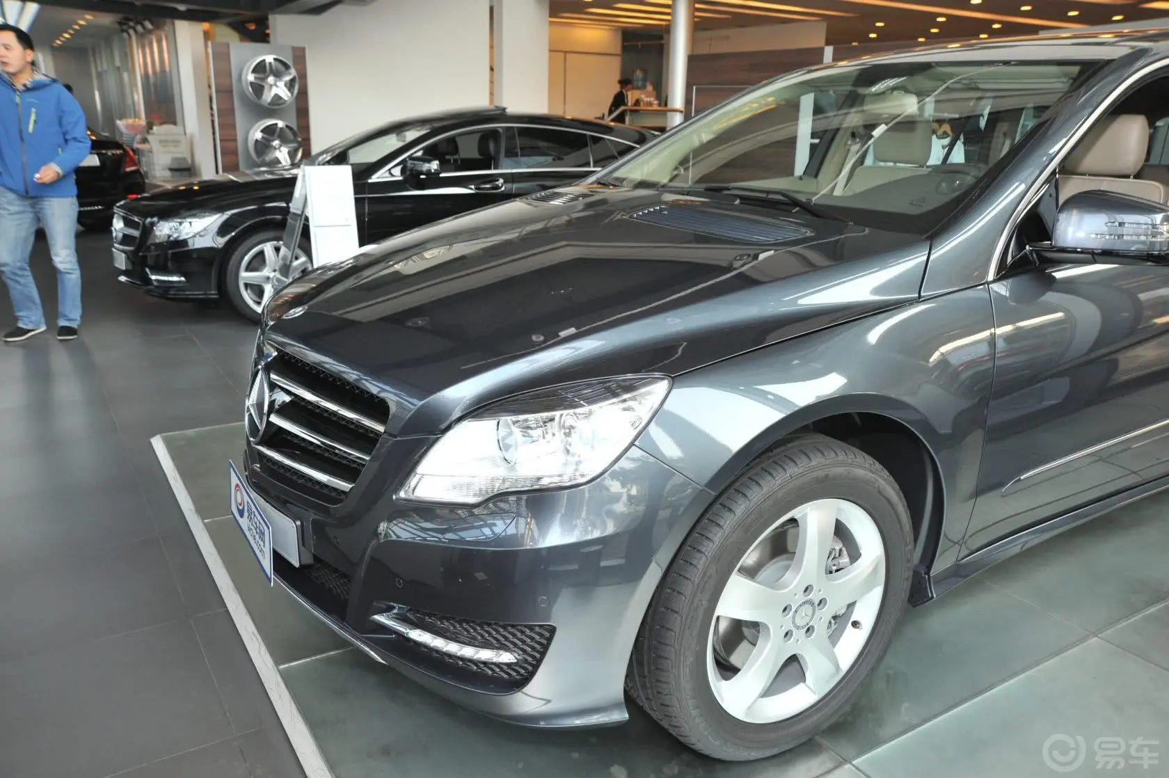 奔驰R级R 400 4MATIC 豪华型外观