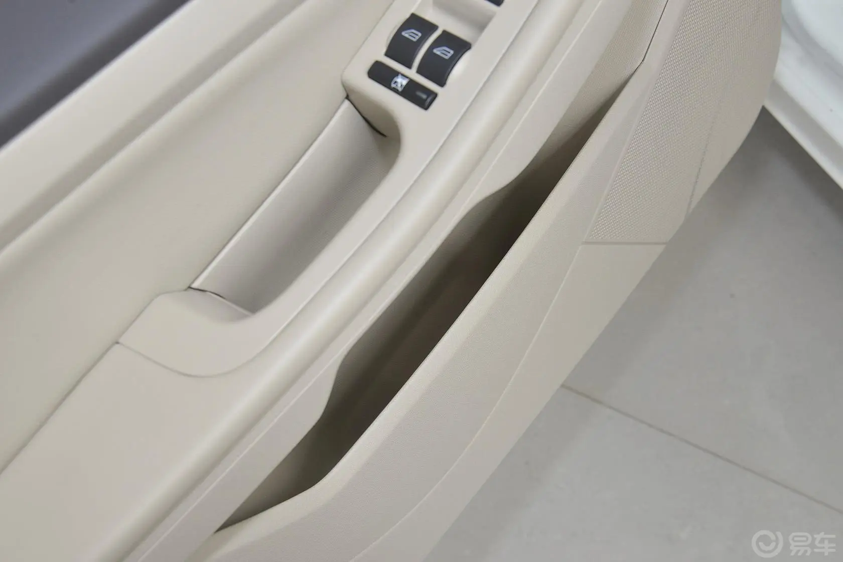 福克斯两厢 经典款 1.8L 自动 时尚型驾驶员门储物盒