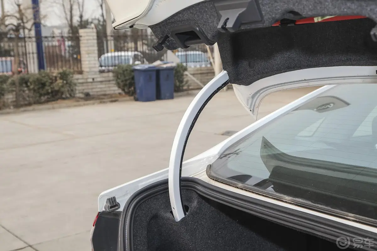 蒙迪欧2.0T 自动 GTDi240 至尊型行李厢支撑杆