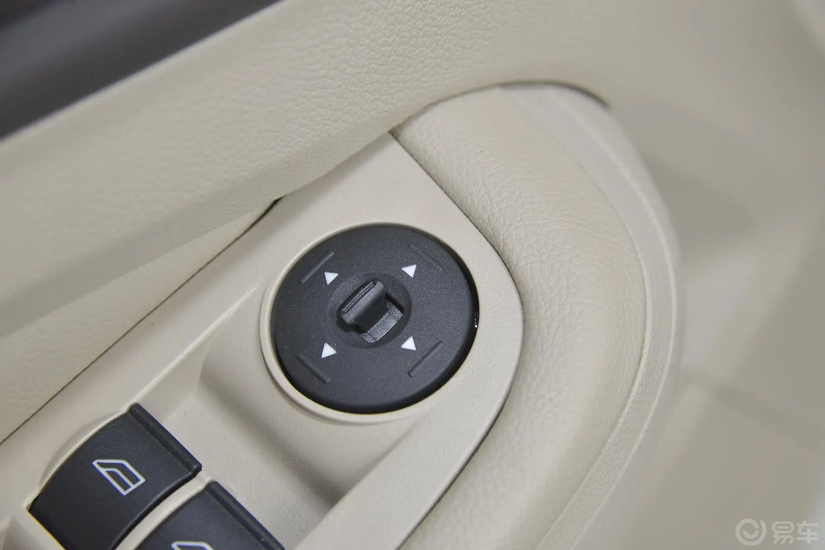 福克斯两厢 经典款 1.8L 自动 时尚型外后视镜控制键
