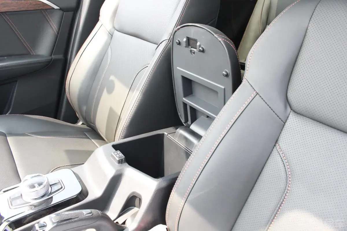豪情SUV2.4L AT 两驱 尊享型前排中央扶手箱空间