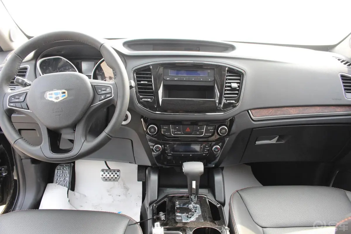 豪情SUV2.4L AT 两驱 豪华型前排中央扶手箱空间