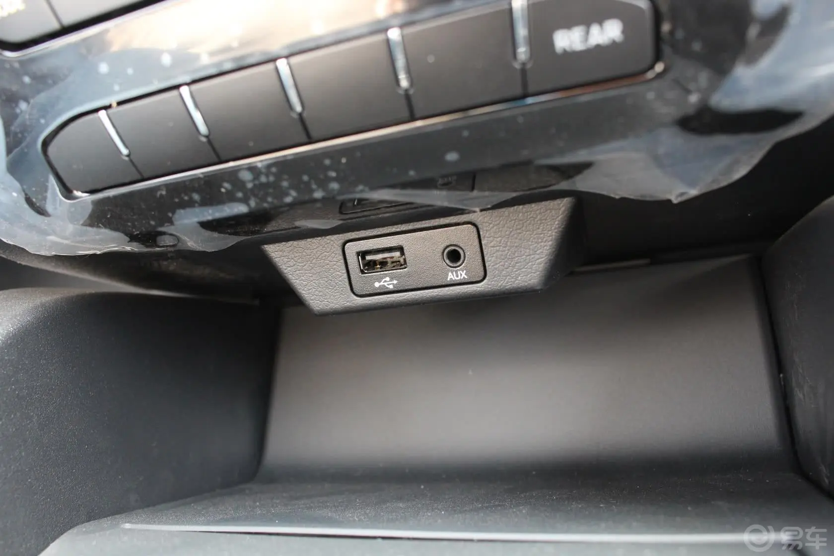 豪情SUV2.4L AT 两驱 尊享型USB接口