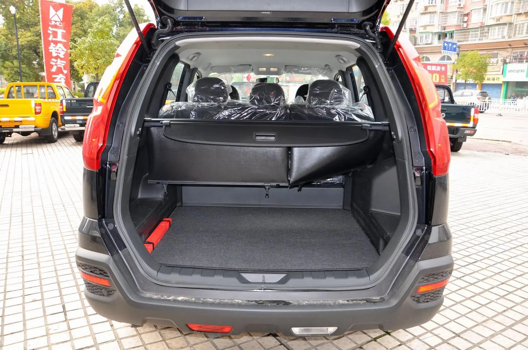 风度MX6MT 2WD 领航版行李箱空间