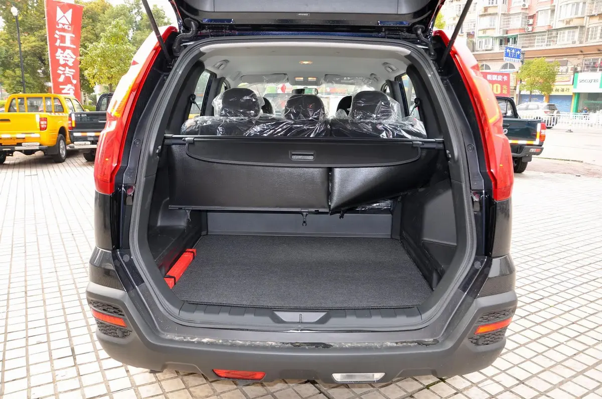 风度MX6MT 2WD 领航版行李箱空间