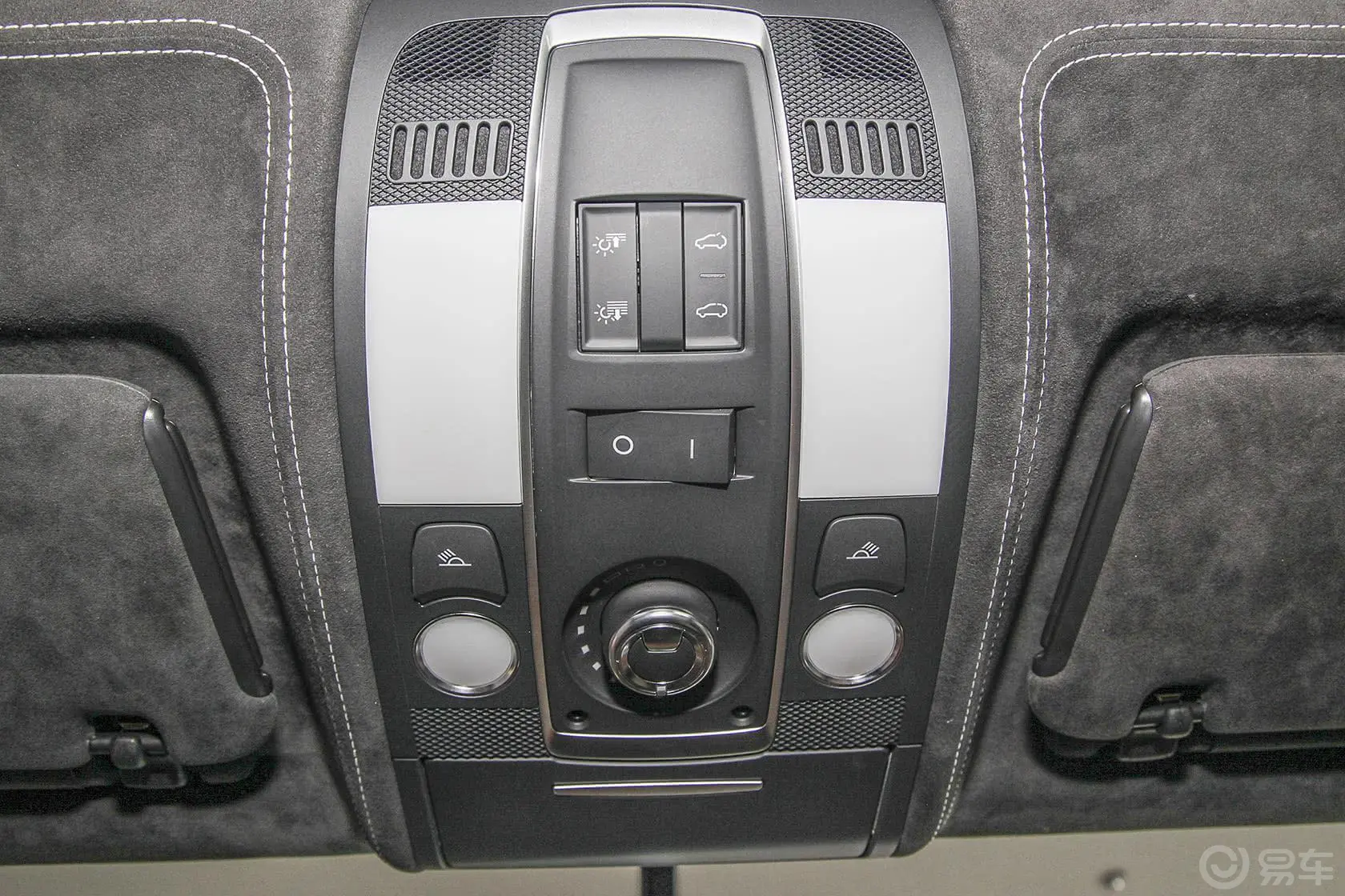 奥迪Q740 TFSI quattro 尊藏版前排车顶中央控制区