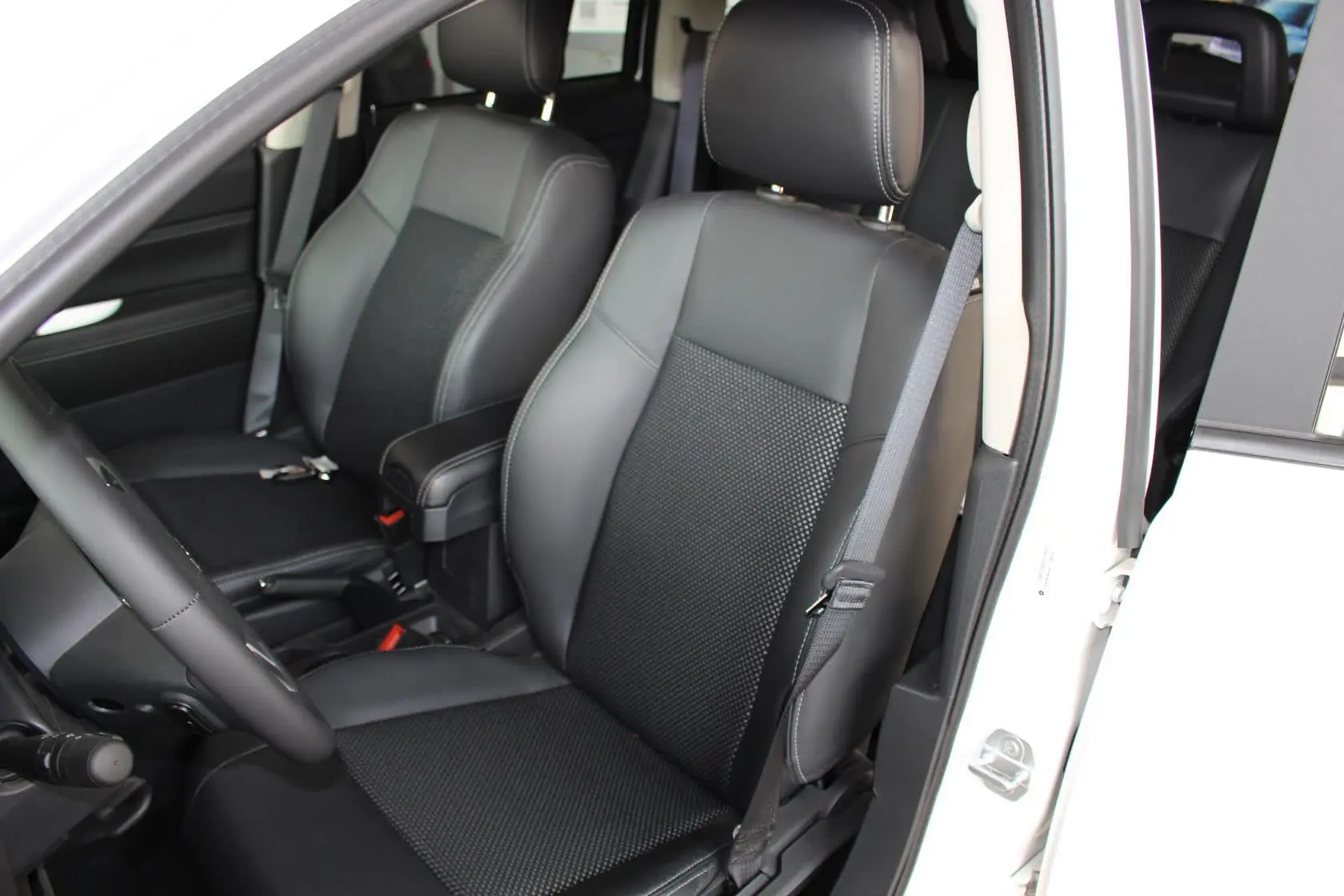 指南者(进口)2.4L 自动 舒适版驾驶员座椅