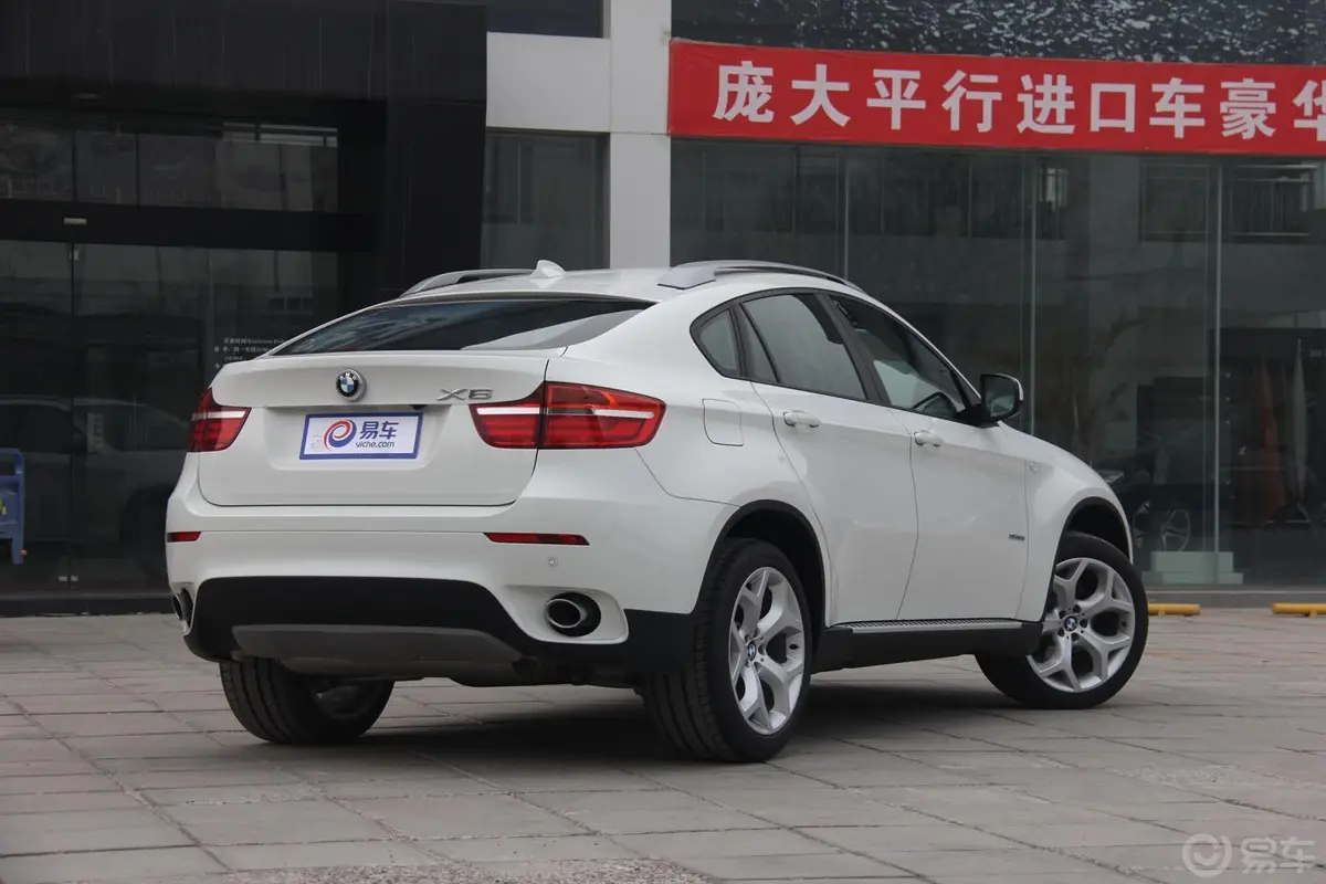 宝马X6xDrive35i 中东版侧后45度车头向右水平