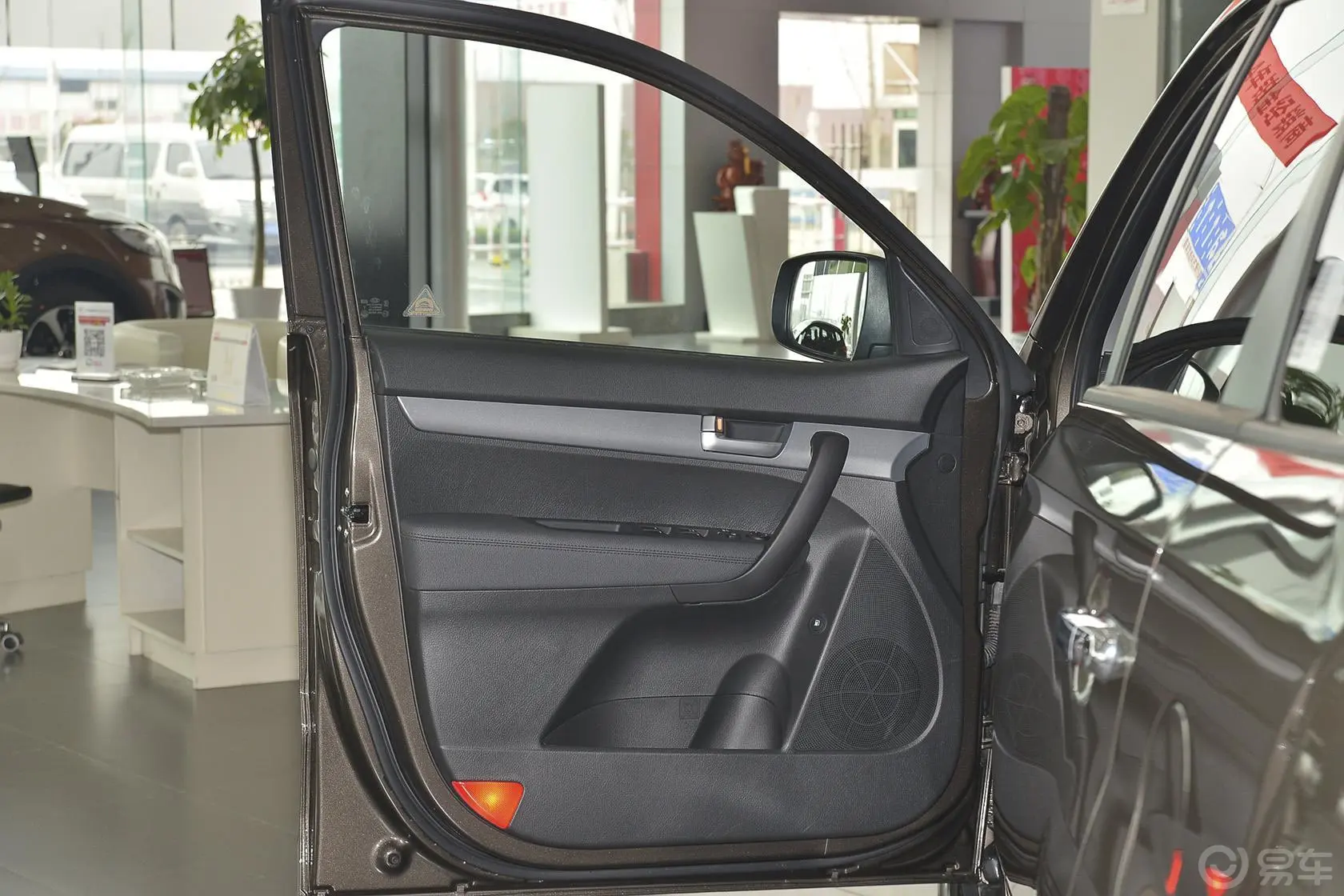 索兰托2.2L 柴油 豪华版 七座驾驶员侧车门内门板