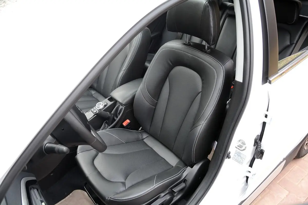 V6菱仕CROSS 1.5T 手动 智控版驾驶员座椅