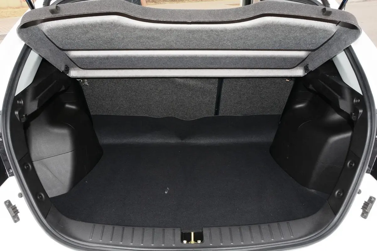 V6菱仕CROSS 1.5T 手动 智控版行李箱空间