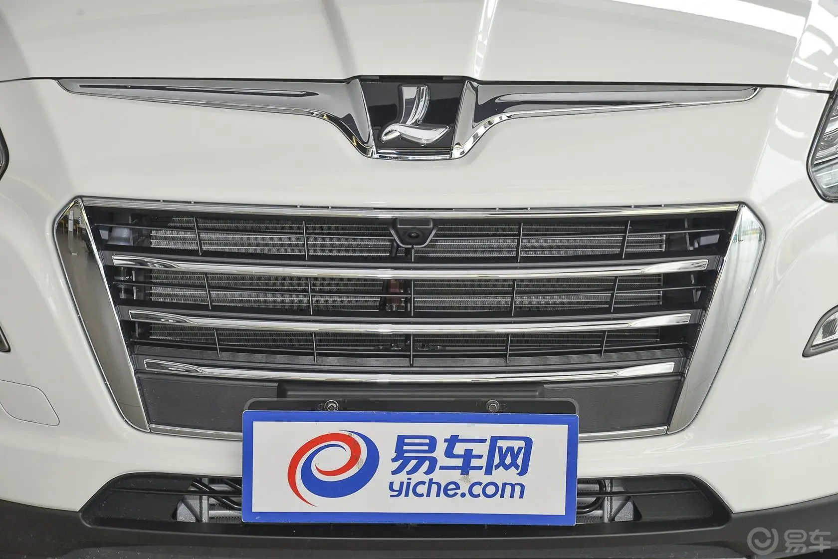 大7 SUV2.2T 自动 两驱 智慧型前格栅侧俯拍