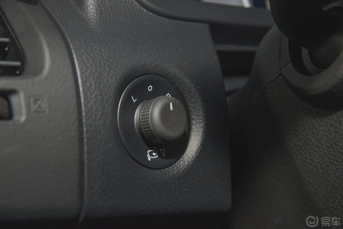 优6 SUV1.8T 智尊型外后视镜控制键