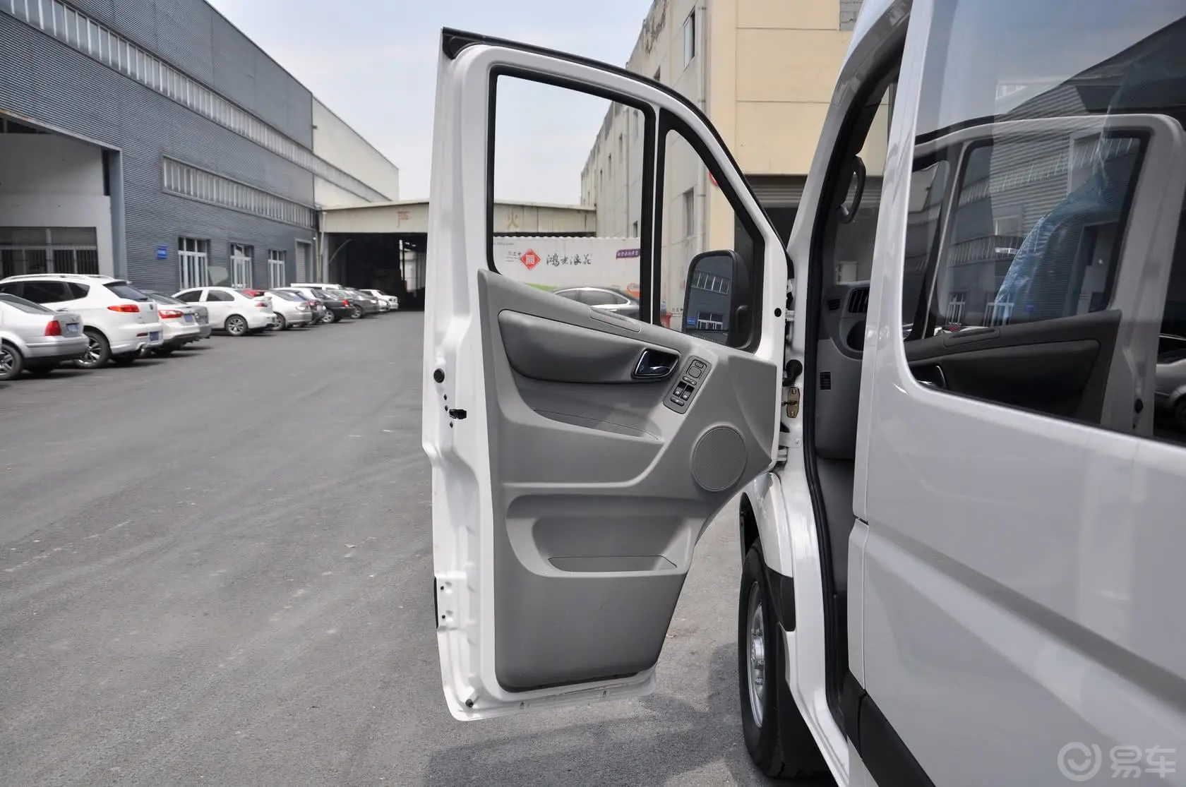 图雅诺2.8L 5MT S商运版短轴驾驶员侧车门内门板