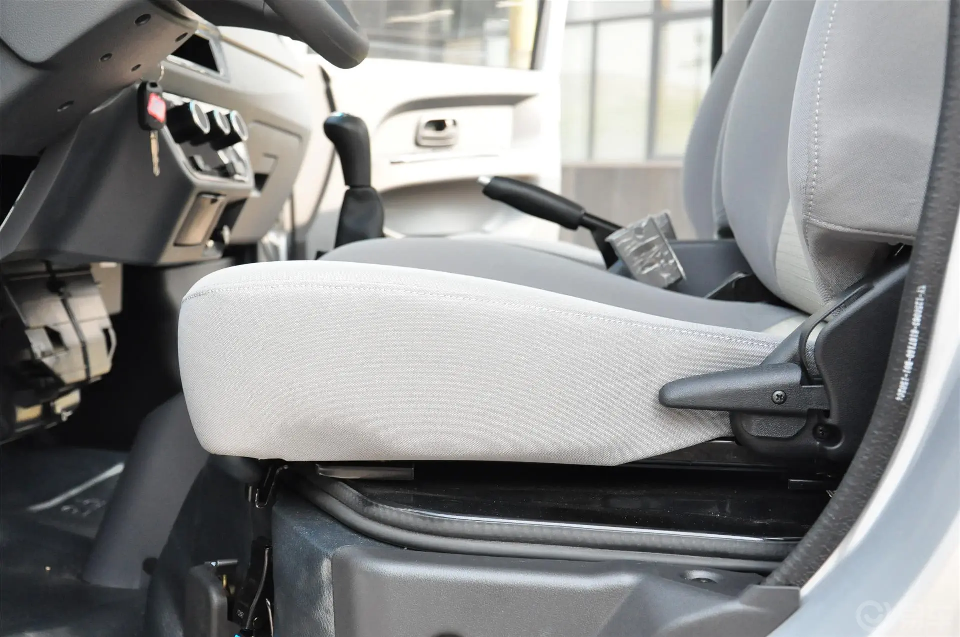金杯T31.3L 手动双排舒适型座椅调节键