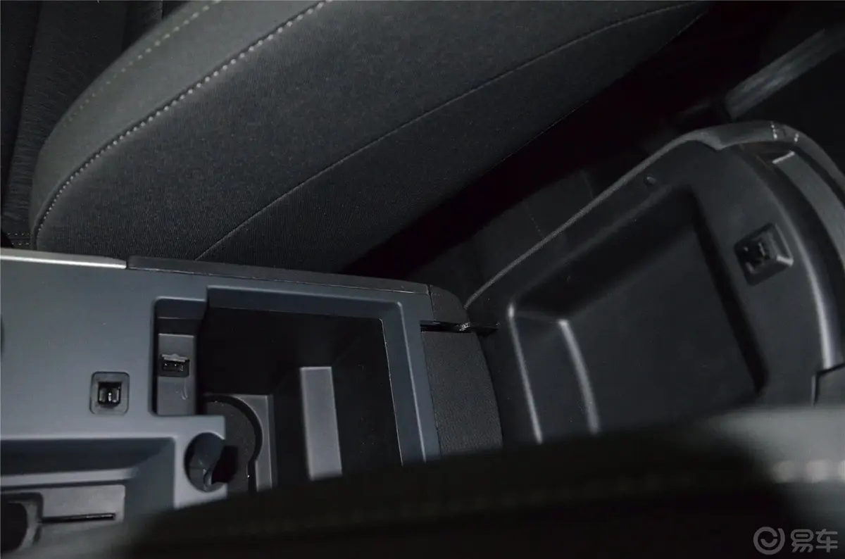 海马S51.6L 手动 智尚型前排中央扶手箱空间