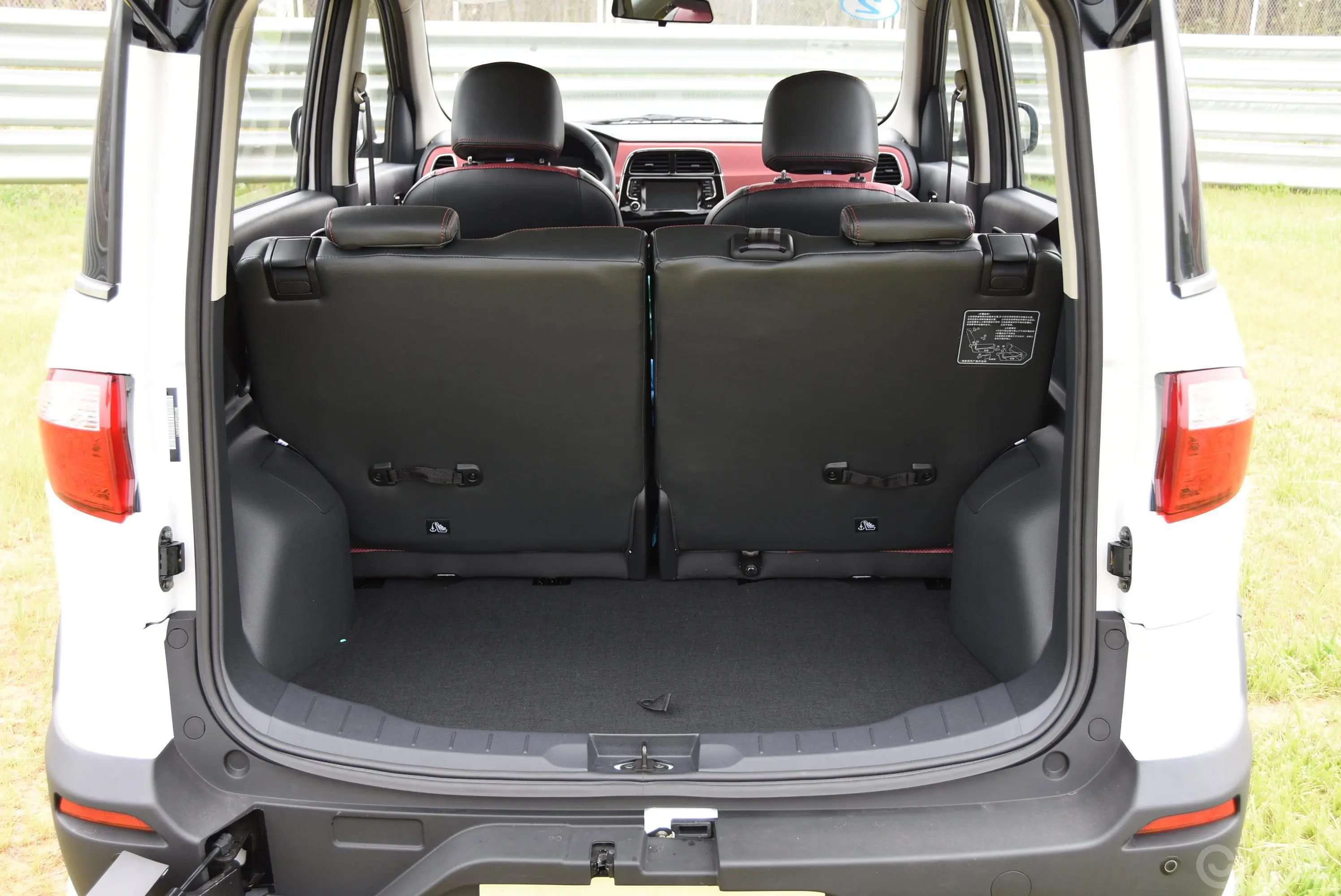 欧力威X6 1.4L 手动 尊享型行李箱空间
