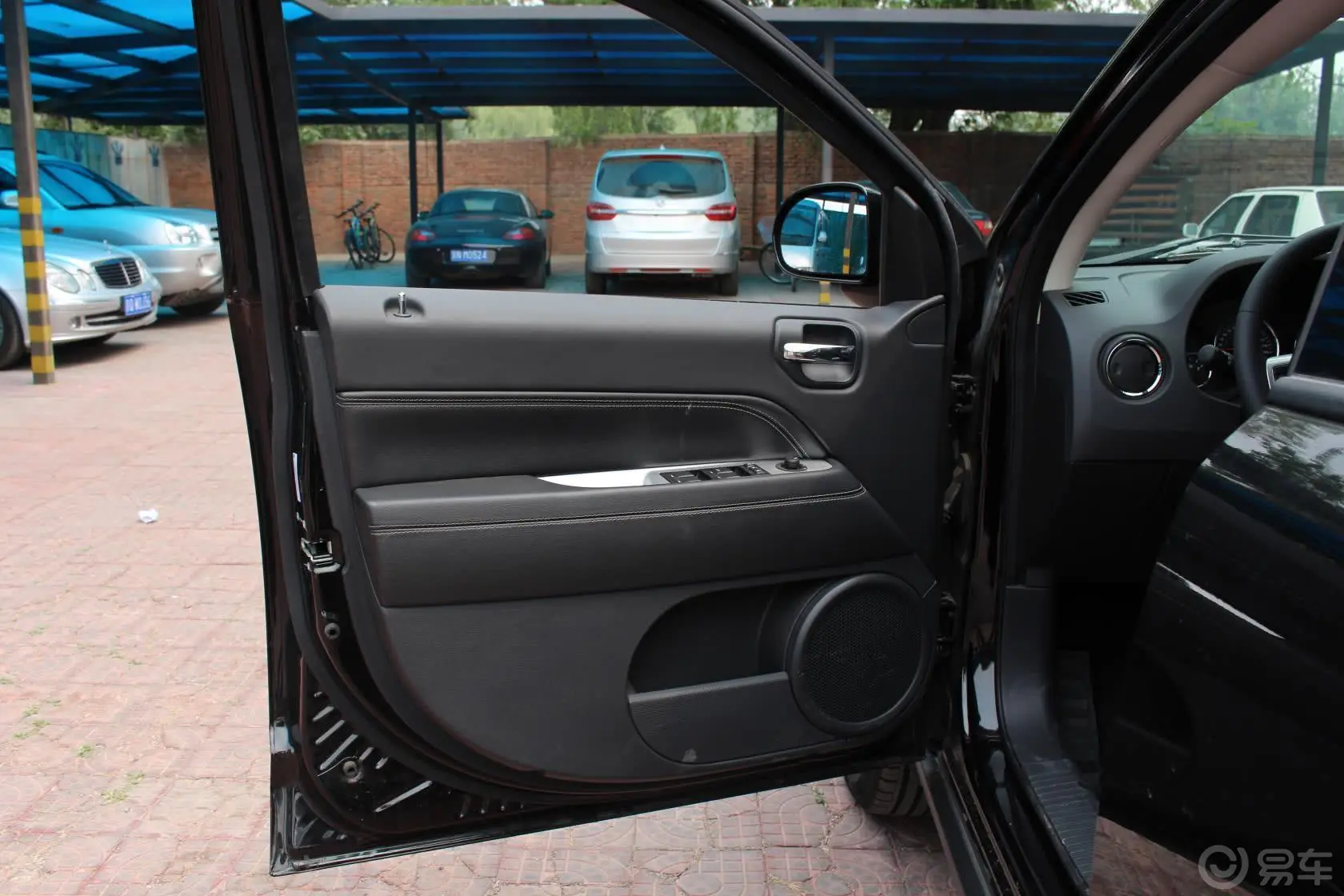 指南者(进口)2.0L 自动 豪华版驾驶员侧车门内门板