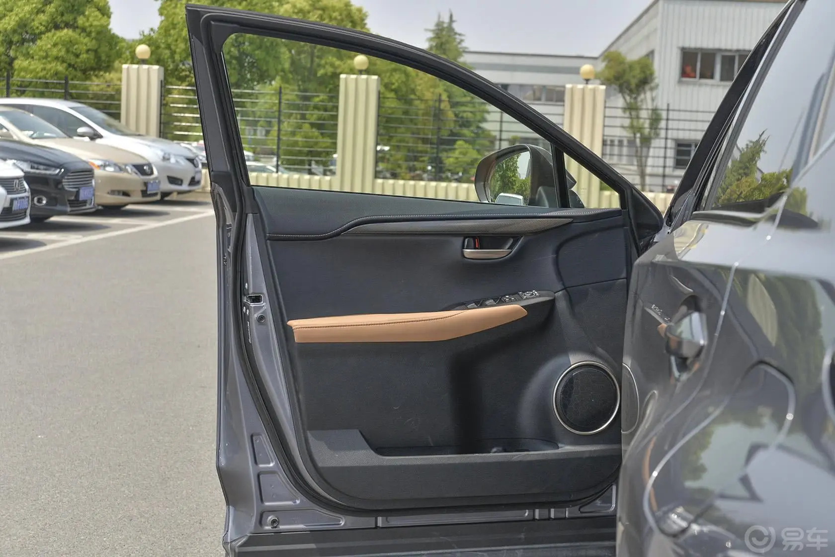 雷克萨斯NX200 锋尚版驾驶员侧车门内门板