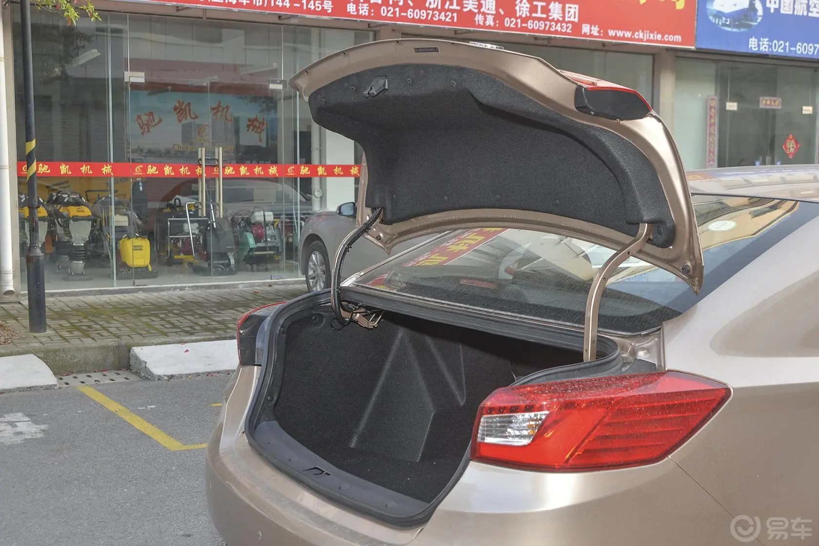 众泰Z5001.5T CVT 尊贵型行李厢开口范围