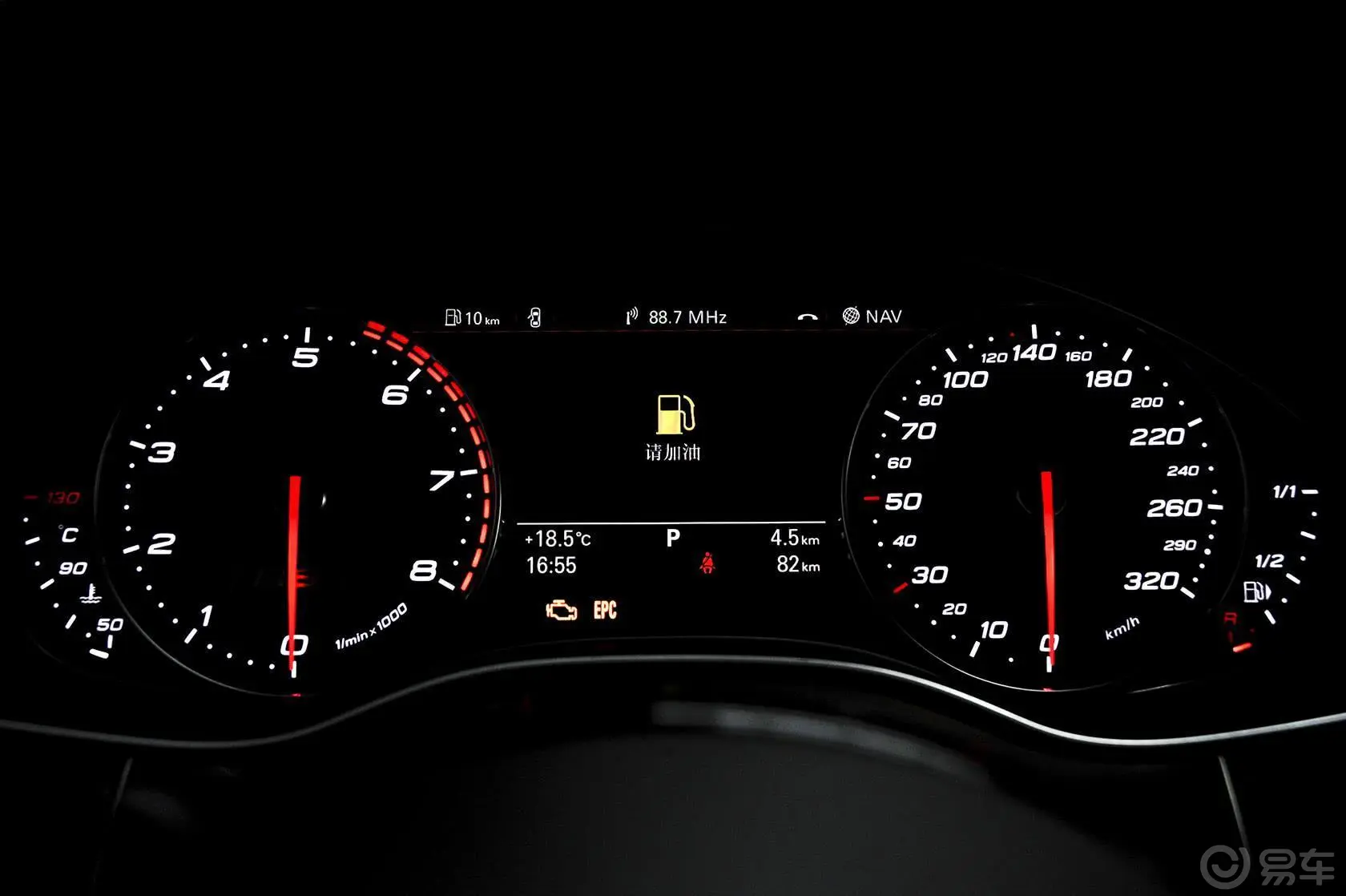 奥迪RS 74.0T 8速手自一体仪表盘背光显示