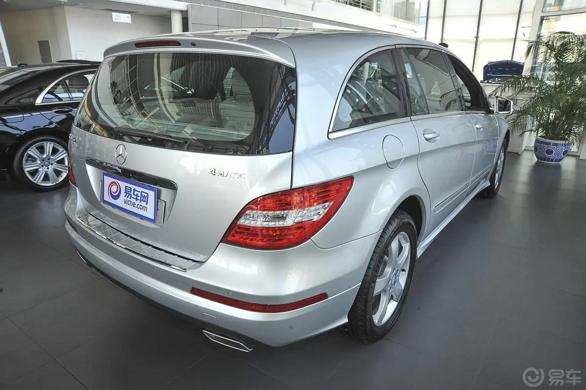 奔驰R级R 320 4MATIC  豪华型侧后45度车头向右水平