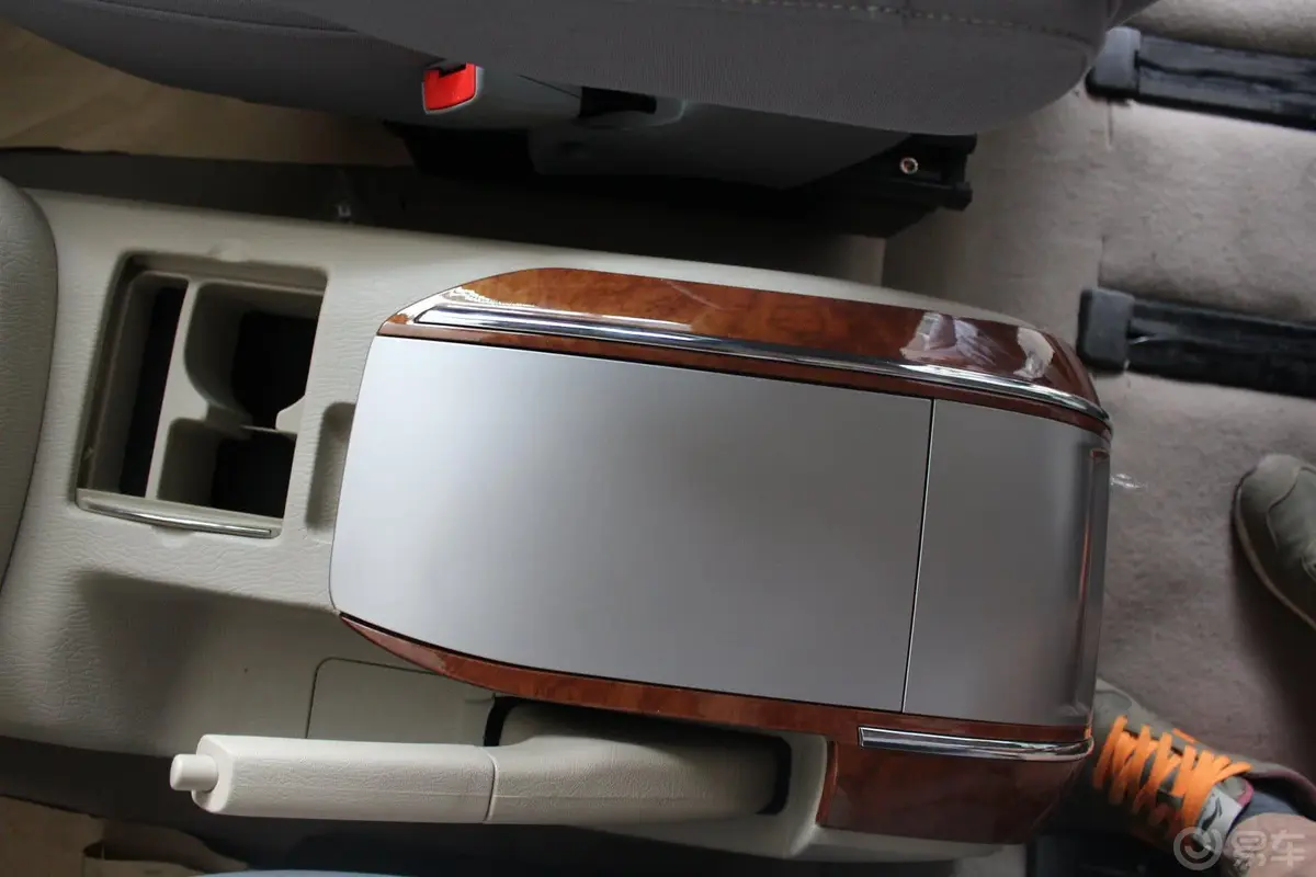 风景G52.4L 手动 商务舱 标准版前排中央扶手箱