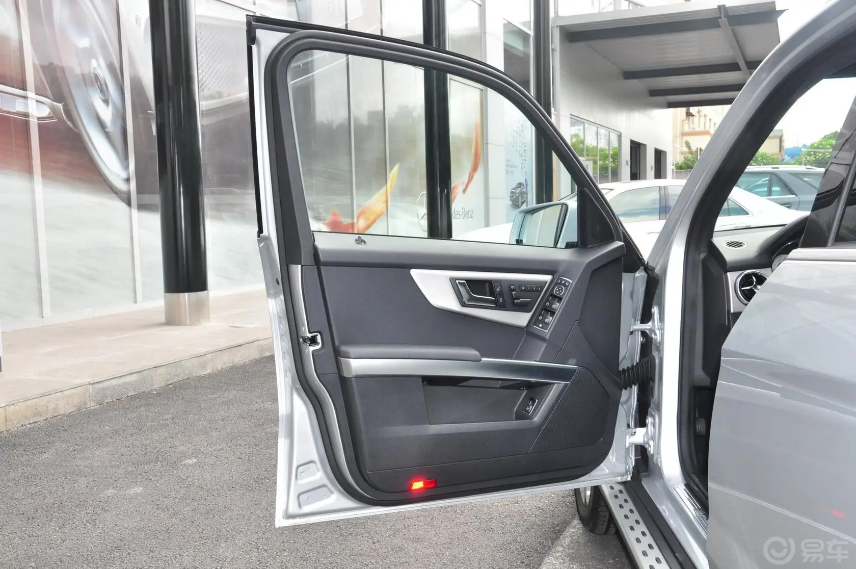 奔驰GLK级GLK 300 3.0L 自动 时尚型 极致版驾驶员侧车门内门板