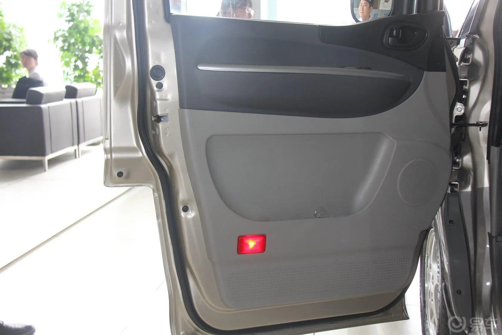 菱智M5-Q7系列 2.0L 手动 7座 豪华型 加长轴距版驾驶员侧车门内门板