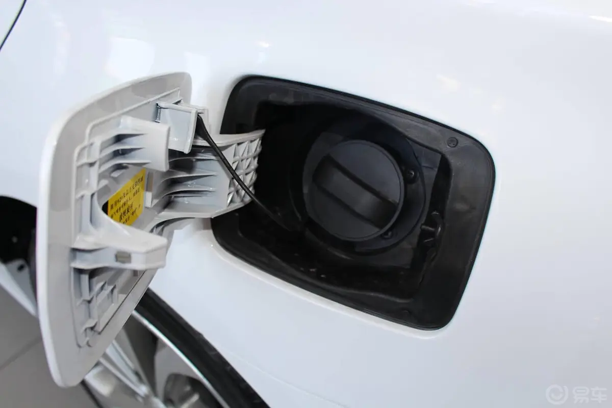 索纳塔经典 2.4L 自动 豪华版 国五加油口