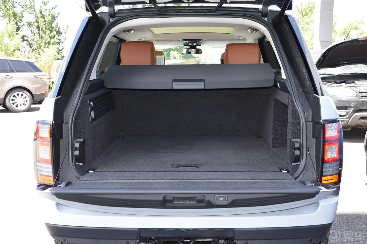 揽胜3.0L V6 SC Vogue SE 创世加长版行李箱空间
