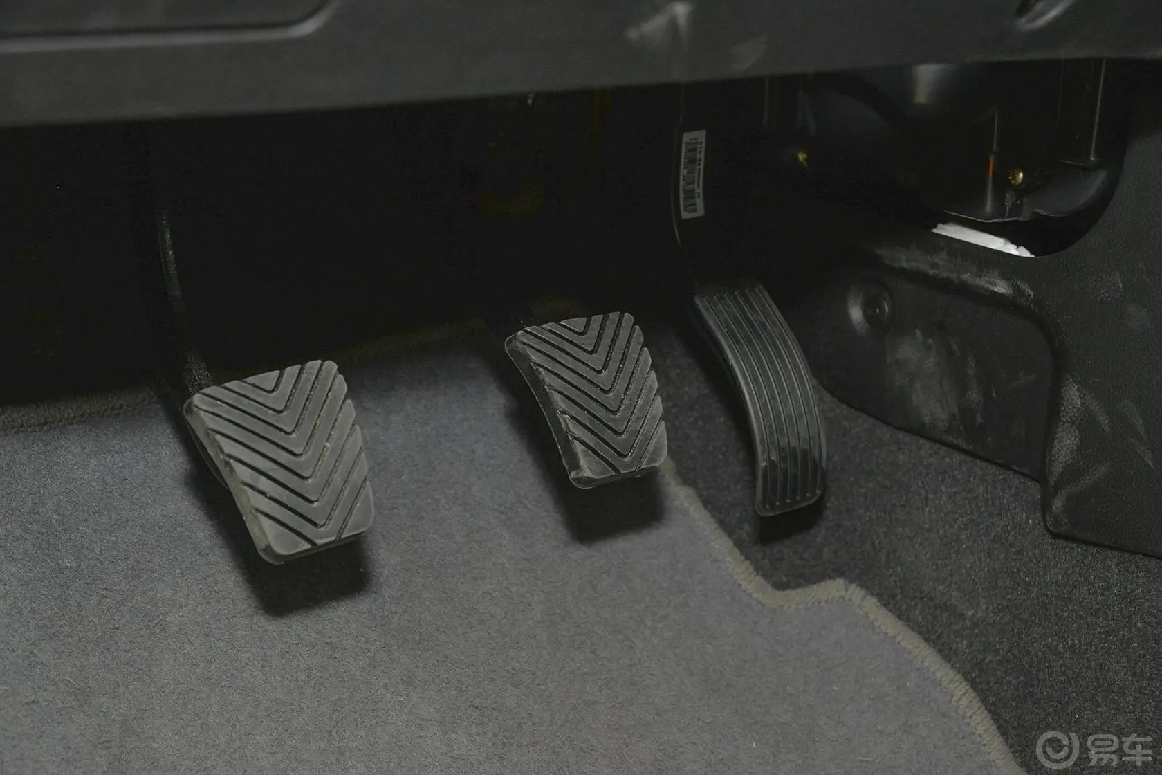 V6菱仕CROSS 1.5L 手动 智尊版脚踏板