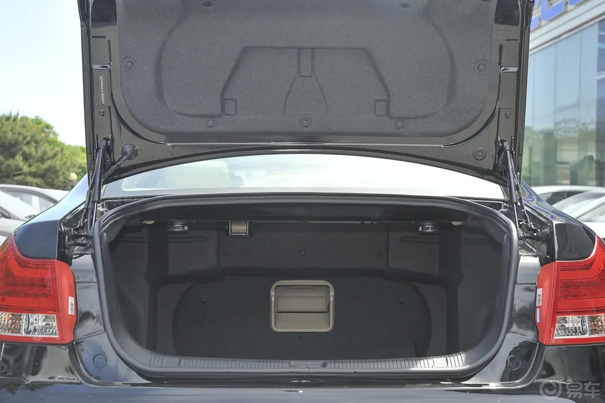 吉利EC82.0L 自动 尊贵型行李箱空间