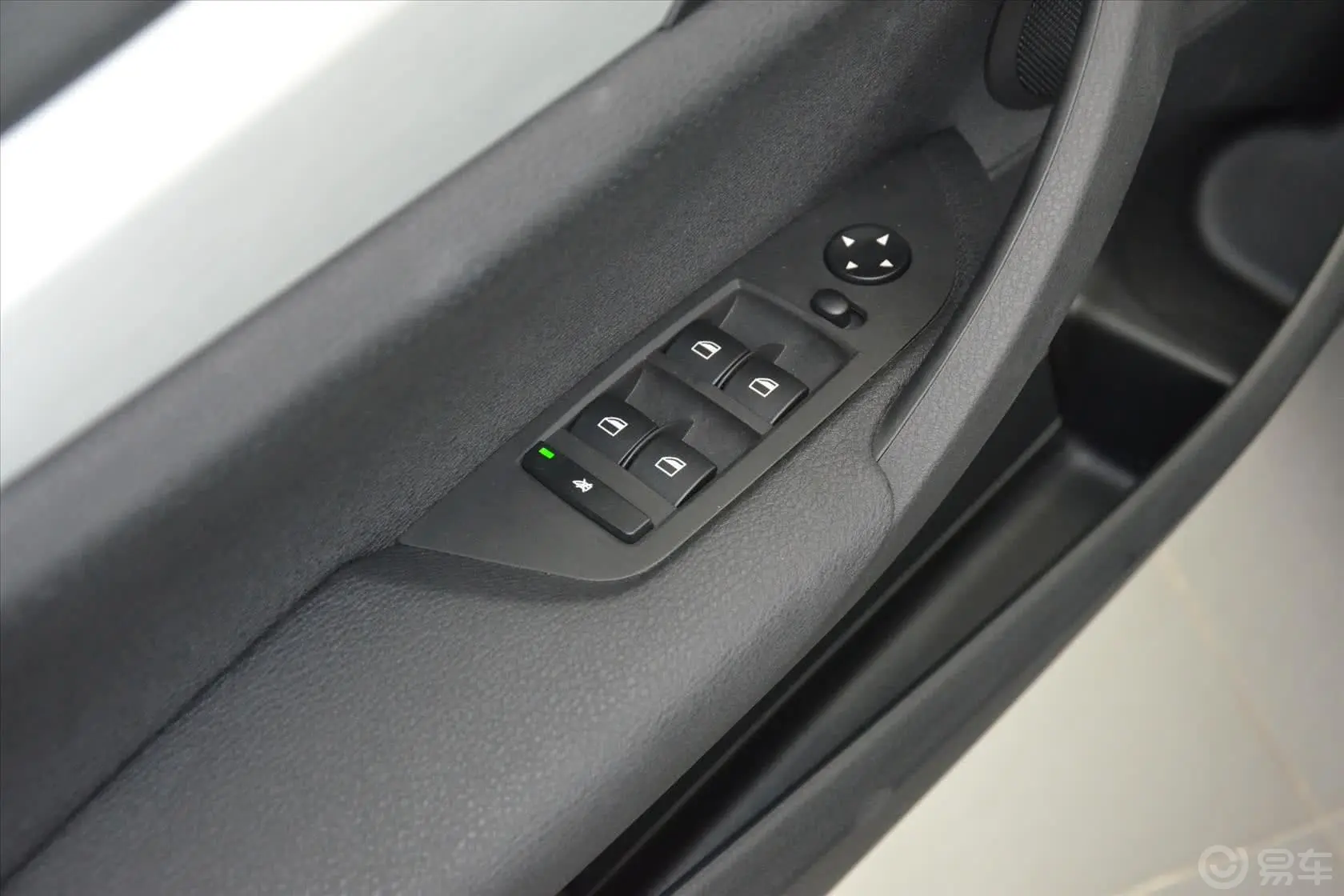 宝马X1xDrive20i 时尚型车窗升降键