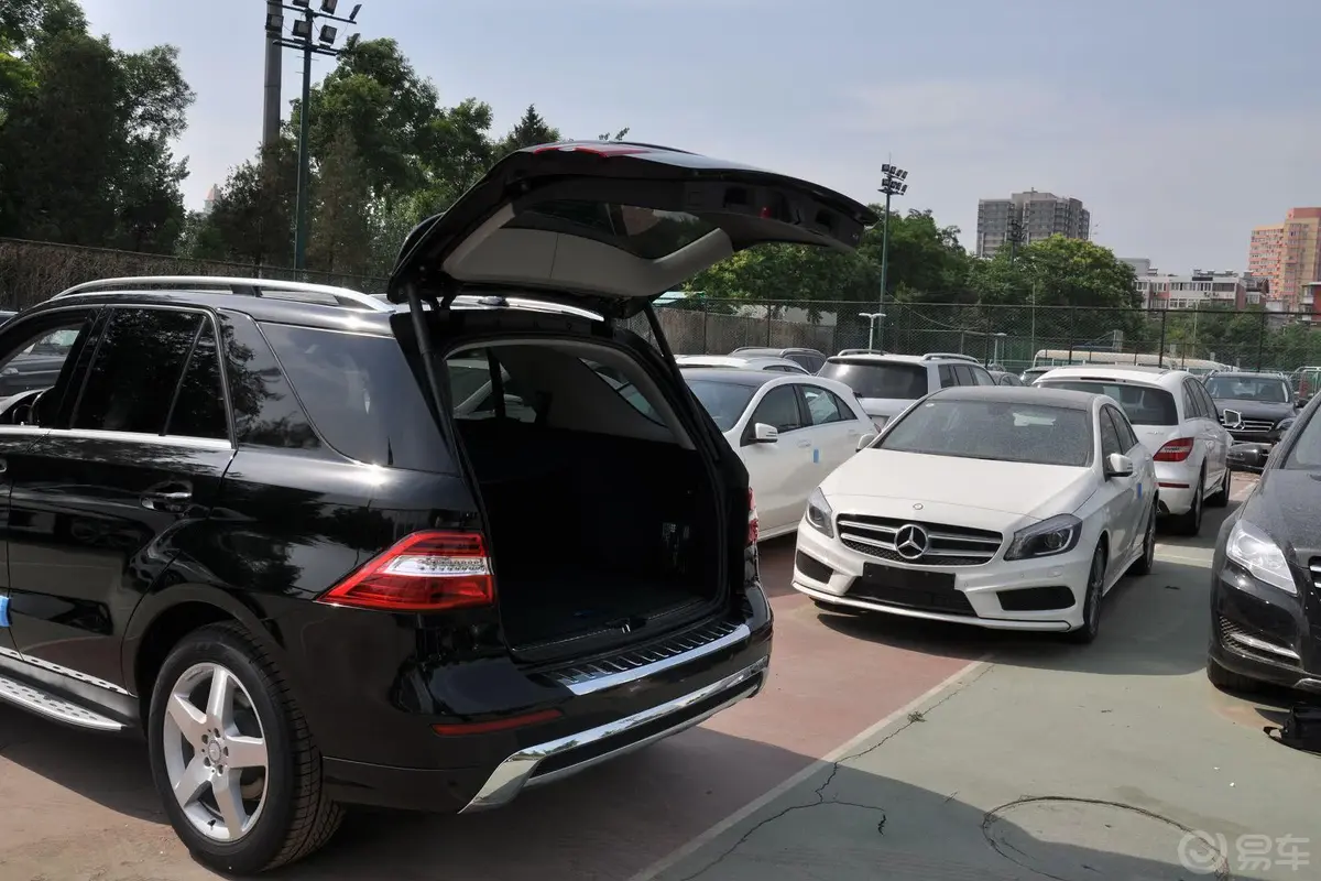 奔驰M级ML400 4MATIC 豪华型行李厢开口范围