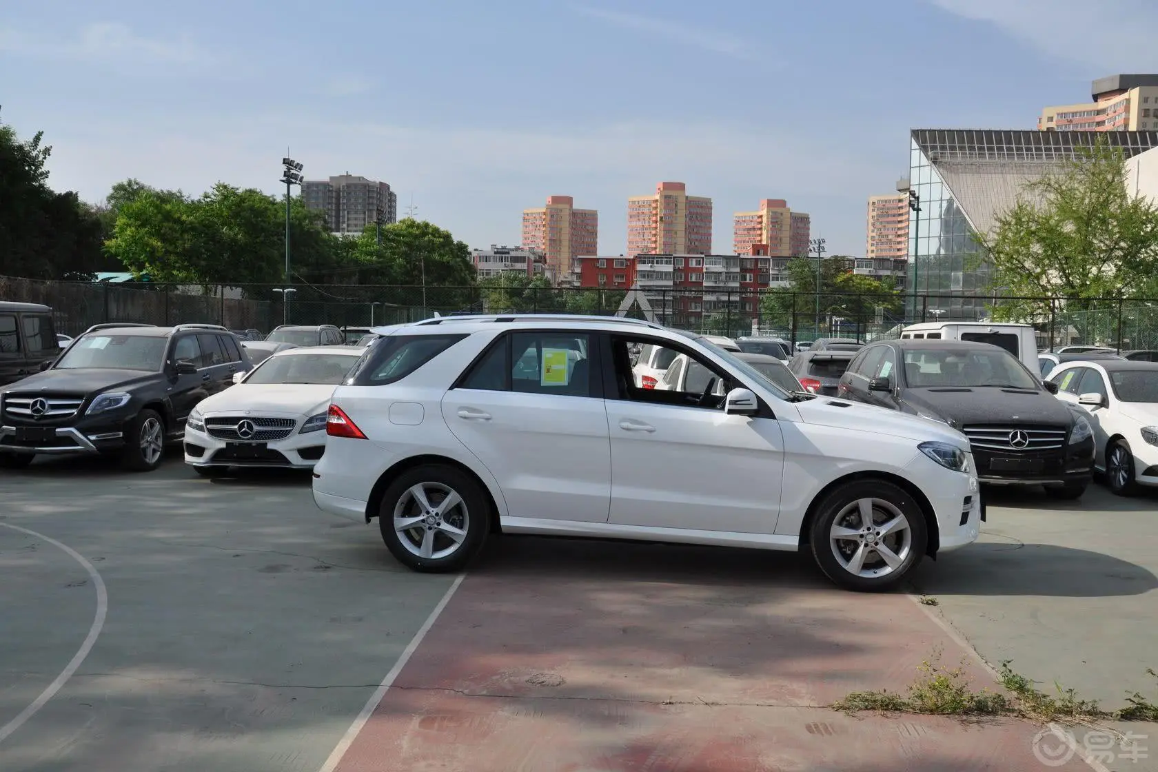 奔驰M级ML400 4MATIC 动感型正侧车头向右水平