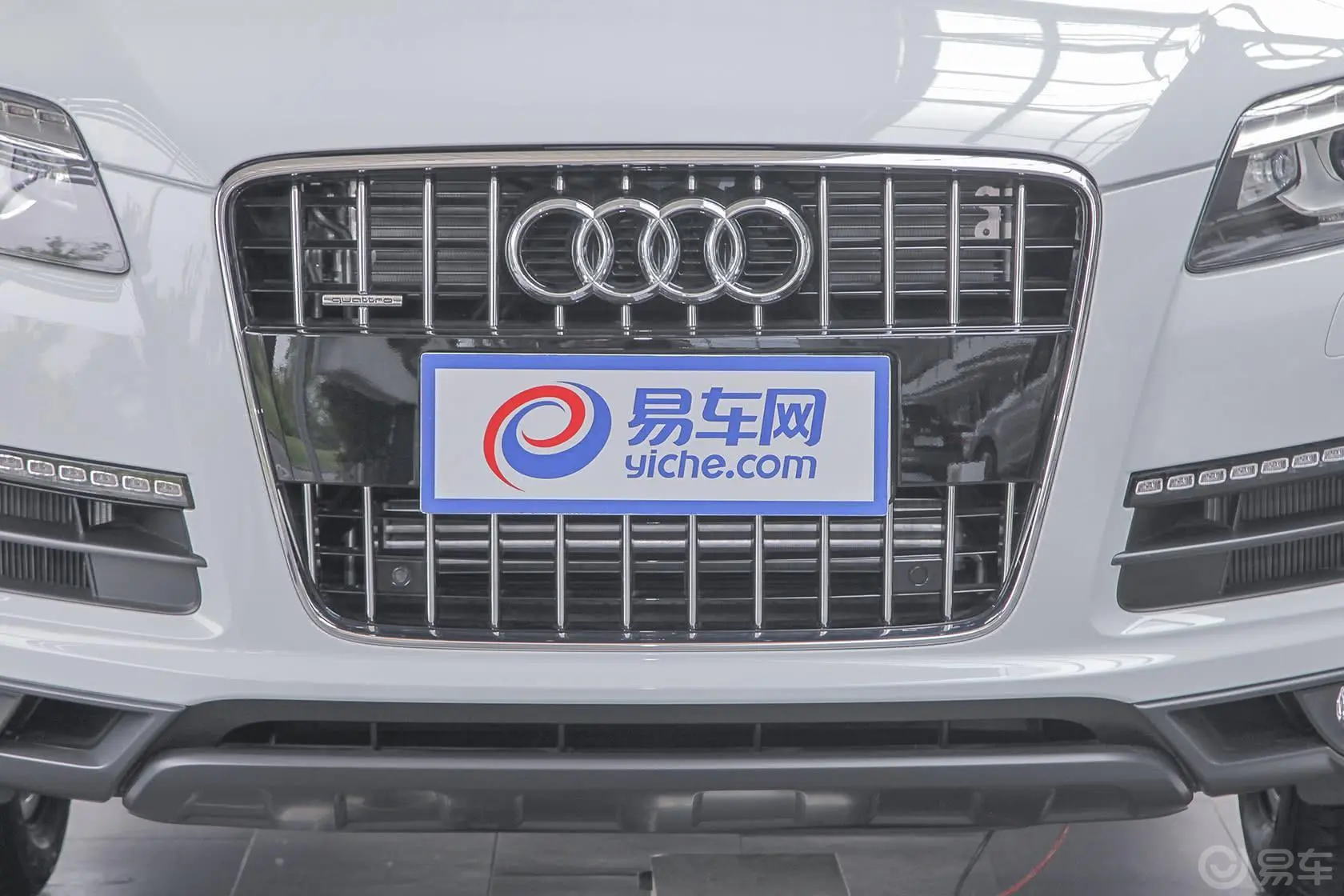 奥迪Q735 TFSI quattro 进取型前格栅侧俯拍