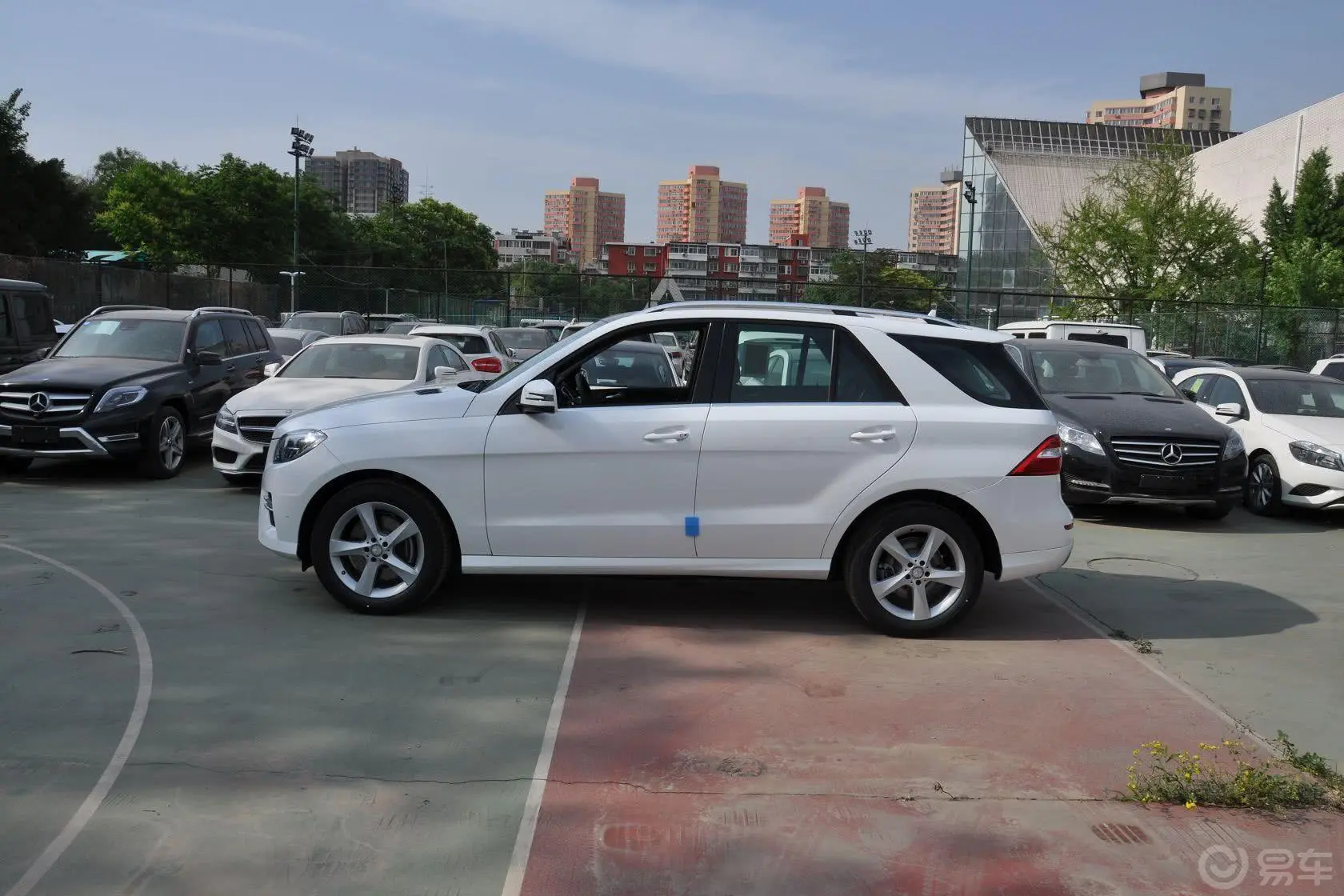 奔驰M级ML400 4MATIC 动感型正侧车头向左水平